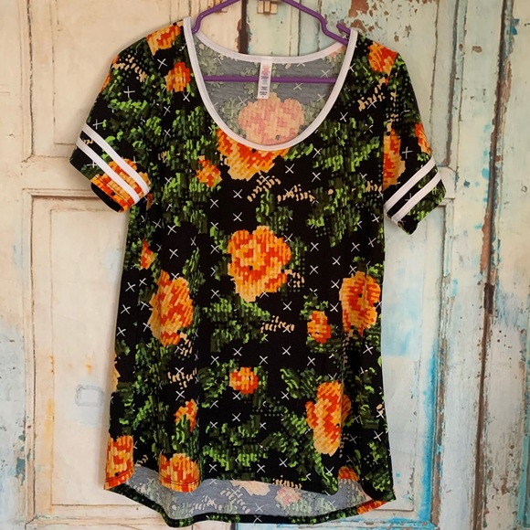 LuLaRoe Tops - 🧸5/25 LulaRoe tee shirt
